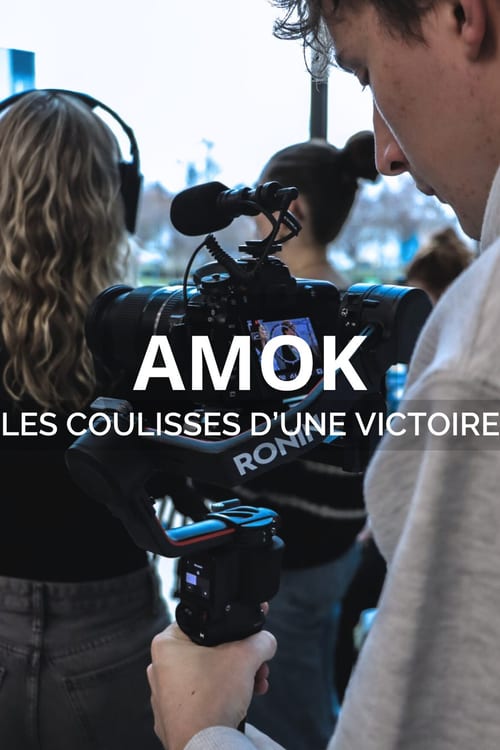 Un cadreur filme à l’épaule avec une caméra sur stabilisateur et micro canon, entouré de l’équipe en extérieur. Titre incrusté : AMOK, les coulisses d’une victoire.