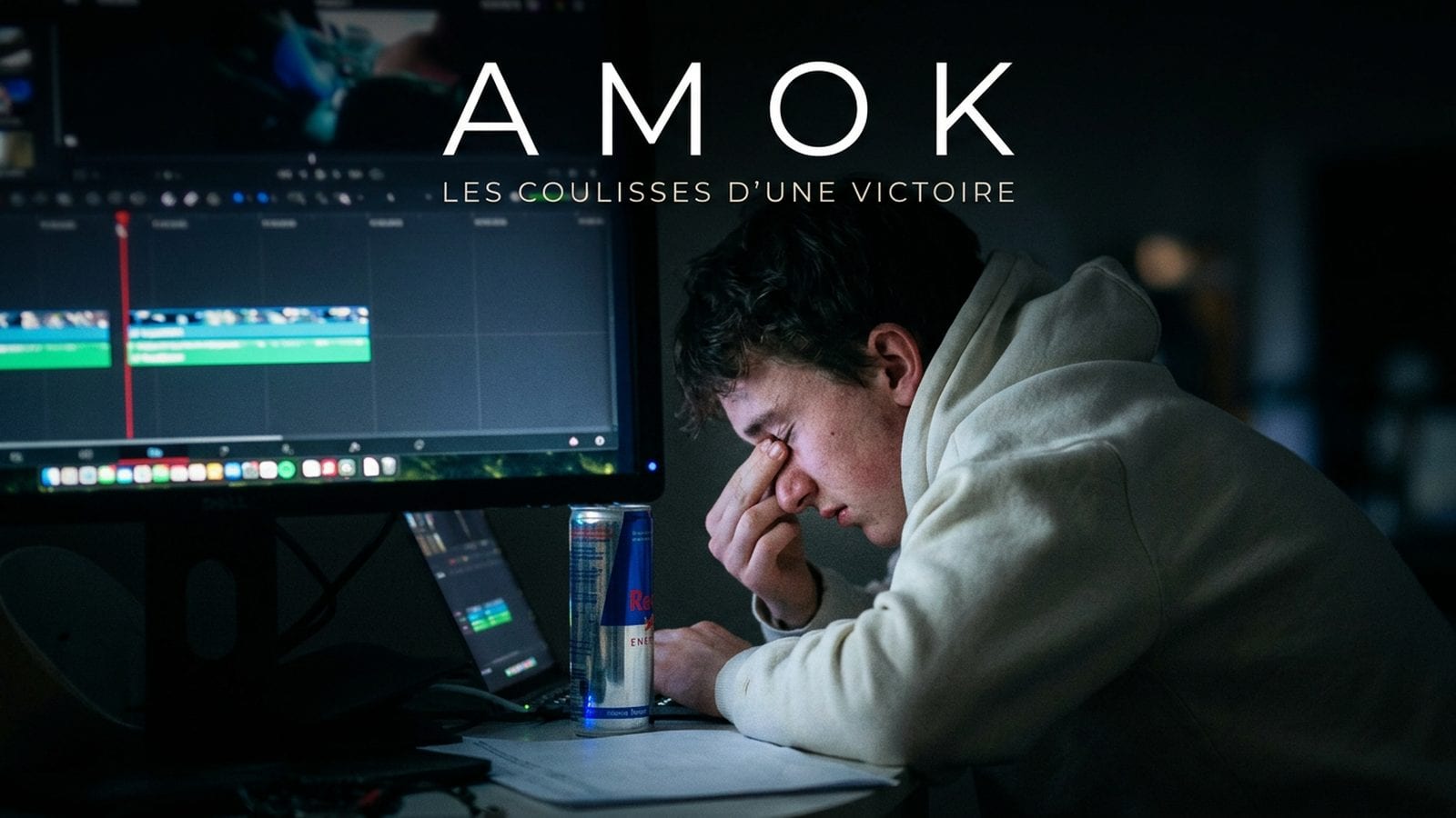 Un monteur épuisé, la tête dans la main, penché sur son banc de montage éclairé par l’écran dans une pièce sombre, une canette posée près du clavier. Titre incrusté : AMOK, les coulisses d’une victoire.